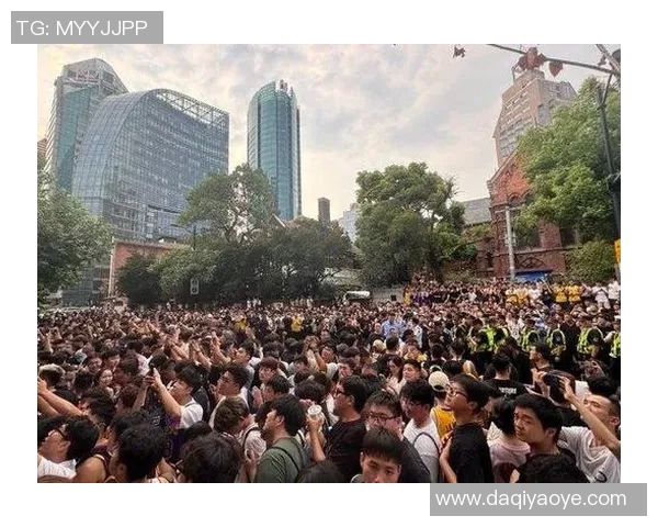 万人空巷足球巨星亮相球迷热情围观掀起狂欢热潮